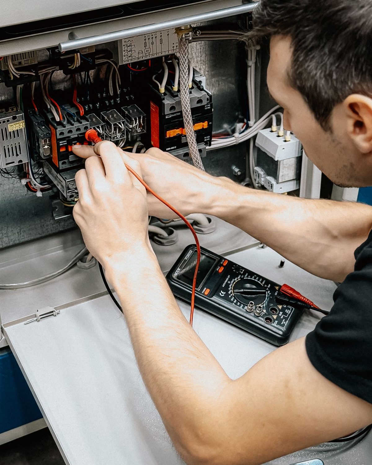 Eletricista da AmperTech a trabalhar numa instalação elétrica
